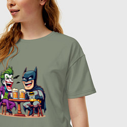 Футболка оверсайз женская Джокер и Бэтмен пьют пиво за столом, цвет: авокадо — фото 2