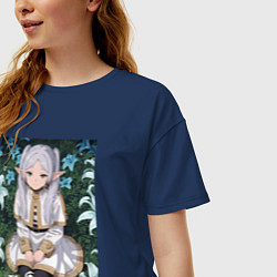 Футболка оверсайз женская Фрирен в лилиях, цвет: тёмно-синий — фото 2