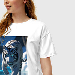 Футболка оверсайз женская Белоснежный тигр крадется по льду, цвет: белый — фото 2