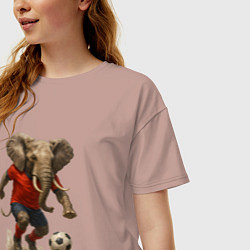 Футболка оверсайз женская Слон играет в футбол, цвет: пыльно-розовый — фото 2