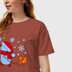 Футболка оверсайз женская Снеговик с санками, цвет: кирпичный — фото 2