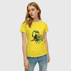 Футболка хлопковая женская Птица тукан с цветами и листьями, цвет: желтый — фото 2