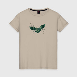 Футболка хлопковая женская Летящая сова в тенистом зеленом лесу, цвет: миндальный