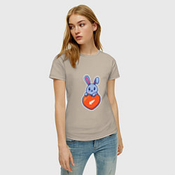 Футболка хлопковая женская Кролик и сердечко, цвет: миндальный — фото 2