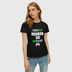 Футболка хлопковая женская I paused Rainbow Six to be here с зелеными стрелка, цвет: черный — фото 2