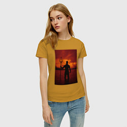 Футболка хлопковая женская Нептун в море, цвет: горчичный — фото 2