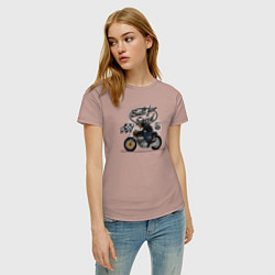 Футболка хлопковая женская Мотогонки мотоциклист, цвет: пыльно-розовый — фото 2