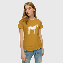 Футболка хлопковая женская Белая лошадь сбоку, цвет: горчичный — фото 2