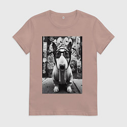 Женская футболка Булли у стены с граффити