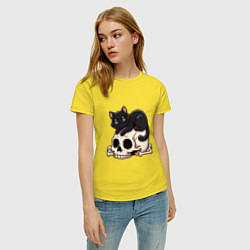 Футболка хлопковая женская Черный кот лежит на черепе, цвет: желтый — фото 2