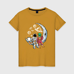 Футболка хлопковая женская Астронавт и пришелец едят пиццу, цвет: горчичный