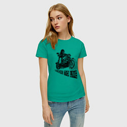 Футболка хлопковая женская Байкер на мотоцикле - череп, цвет: зеленый — фото 2