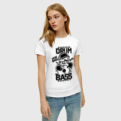 Футболка хлопковая женская Drum n Bass: More Bass цвета белый — фото 2