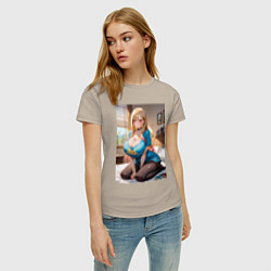 Футболка хлопковая женская Марин Китагава позирует на кровати, цвет: миндальный — фото 2