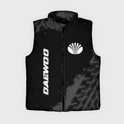 Женский жилет Daewoo speed на темном фоне со следами шин: надпис