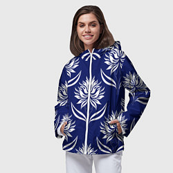 Ветровка с капюшоном женская Абстрактные белые лотосы на синем - паттерн, цвет: 3D-белый — фото 2