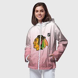 Ветровка с капюшоном женская Чикаго Блэкхокс - красные треугольники с градиенто, цвет: 3D-белый — фото 2